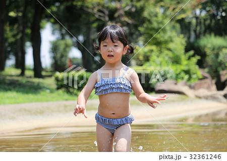 女の子 水遊びの写真素材写真素材なら「写真AC」無料 フリー ダウンロードOK