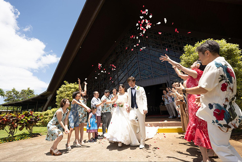 沖縄リゾートウェディング ベストシーズンと服装 決定版2022.2.1かりゆしウェア 沖縄版アロハシャツ 専門店：MAJUNかりゆしウェア 沖縄版アロハシャツ 専門店：MAJUN