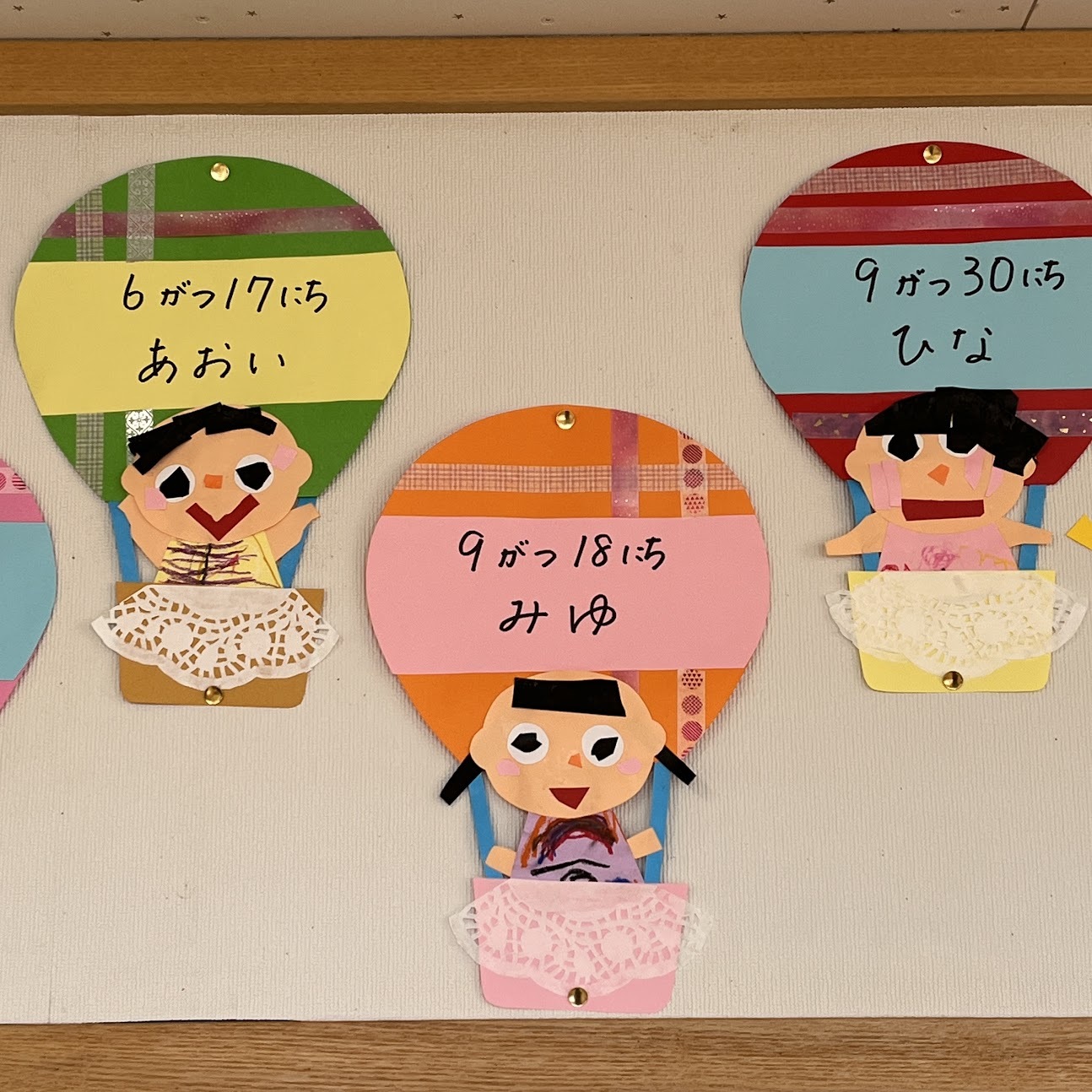 過去のお誕生表🎂 . カラフルトトロ . 年少さんだったから 自分のトトロがどれかわかるように 最終的にはお誕生月を覚えられるようにって思ってカラフルに😌 1つ1つは可愛いんだけど ここまで大量に並ぶとね 🫢 全部同じ形だから大量生産向け✂︎ 新学期準備お