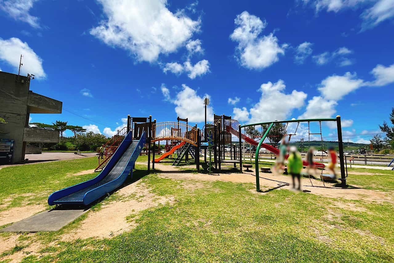 高知おでかけスポット幼児から小学生まで遊べる 県内で人気の公園！ ⁡ 今回は、高知県内で人気の高い秦山公園 をご紹介♡ ⁡ 幼児から小学生までの月齢に合わせて遊べる大型遊具が置いてある大きな公園🌿 ⁡ 小学生向けの大型アスレチックには ロングローラー滑り台