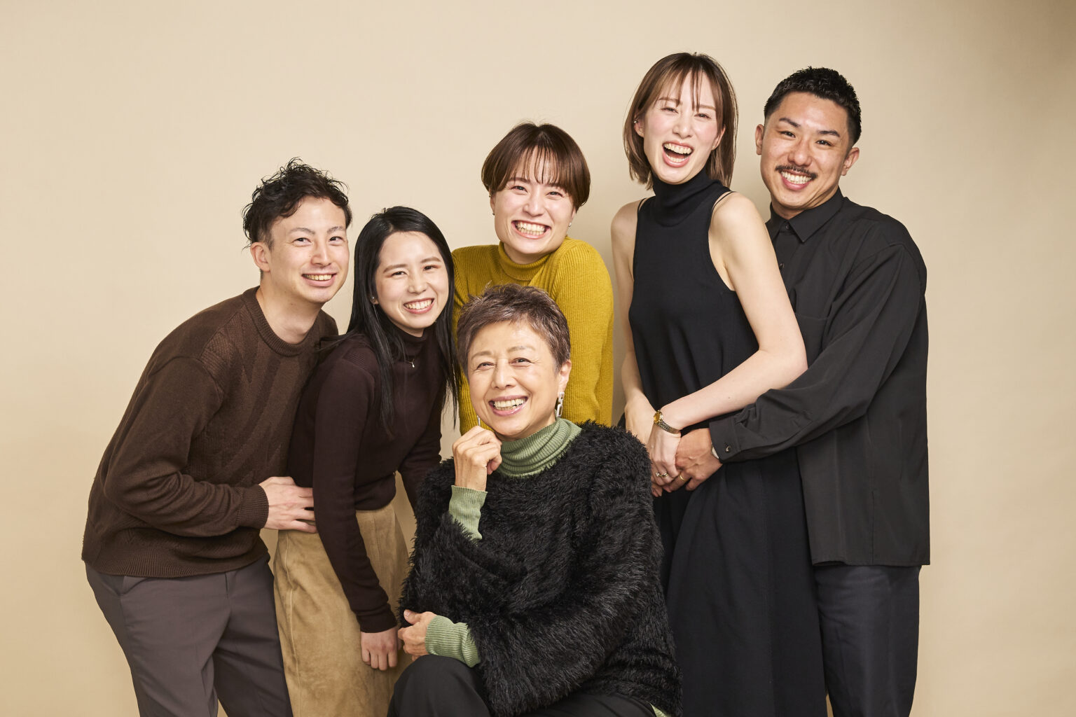 家族写真のおすすめポーズ11選！オシャレな写真を残すコツをご紹介 神奈川写真スタジオ・湘南フォトスタジオ - ライフスタジオ湘南店神奈川県藤沢市 写真スタジオ