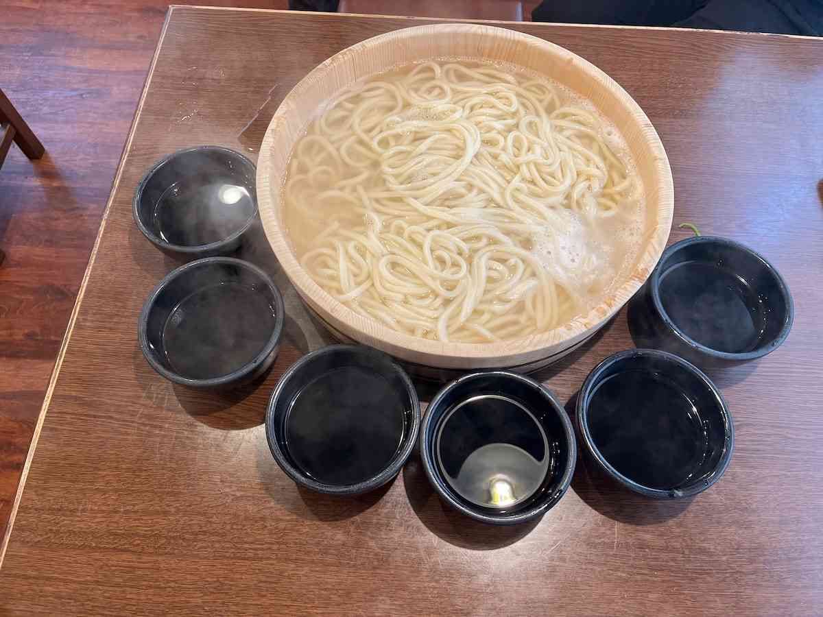 期間限定 丸亀製麺の「打ち立てセット」が超お得！ 1人あたりワンコインでお好きな天ぷらといなり付き!! テイクアウトもOKロケットニュース24