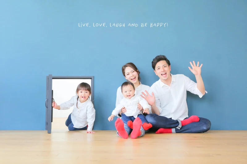 家族写真のポーズアイデア10選！おしゃれで思い出に残る写真に仕上げよう写真館スタジオアリス写真スタジオ・フォトスタジオ