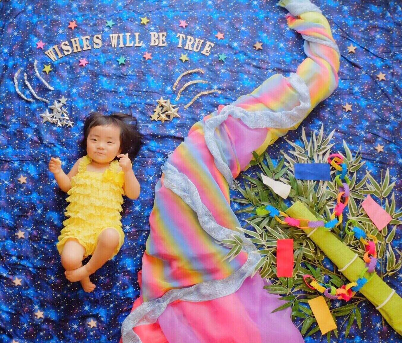 七夕に子どもと写真を撮るなら今回ご紹介するのは、七夕にぴったりなフォトアイデア特集🌙🌟 どれもユーザーさんがセルフで撮影されています。主役のお子さんが引き立つような、壁面や床をうまく使った飾り付け、素敵ですね✨ 星に見立てて豆電球を使うと、とっても