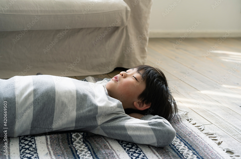 床に寝転がることで、いつもと違う感覚を味わうことができます😊 それはそれは、凄まじいものです！湘南茅ヶ崎辻堂ヨガshonanウダヤヨガスタジオヨガインストラクター幸せ健康