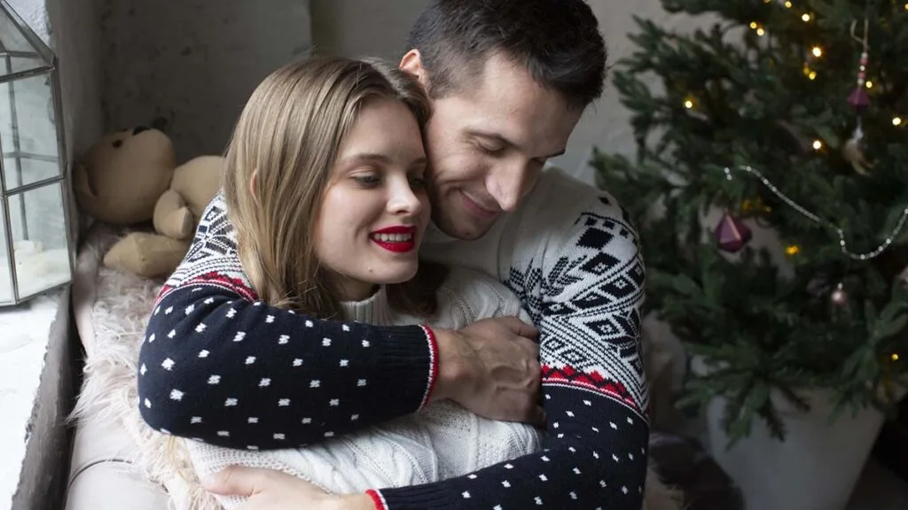 夢占いで後ろから抱きしめられる夢が暗示する10選の意味を解説！BELCY