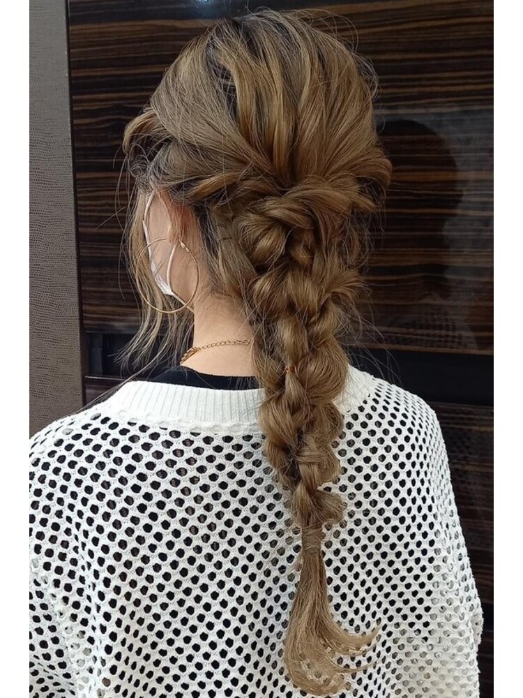 ゴムだけで簡単！「玉ねぎアップヘア」アレンジのやり方4選CLASSY. クラッシィ