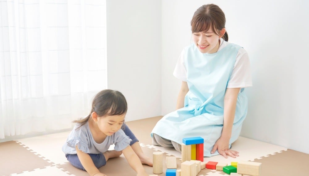 3分で分かる 特定の保育士に甘える子ども。その行動理由と対応方法は？保育士のしあわせ