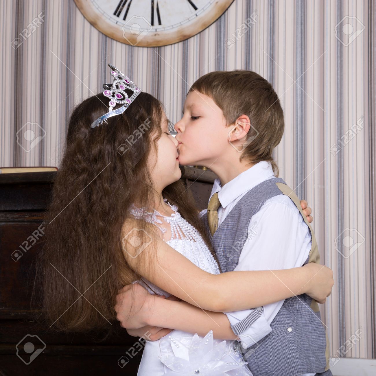 キスする子供 写真素材1921480- フォトライブラリ