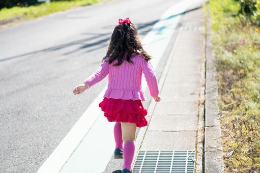 夕日に向かって!!!!!! 子供の走る後ろ姿って好きだぁ。 走ってるだけで青春感じるのは学生時代ならでわ。私が今走ってもただのダイエットになるんやろなと。 今日は梅撮りに行きたいんですが、、、 なんせ極寒おこもりになる可能性大😂 sel50f14ziso200.f8.0.ss1