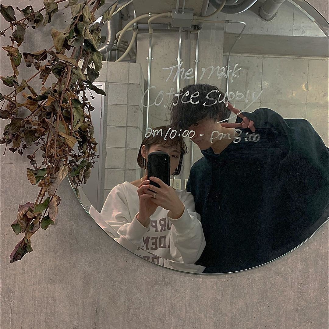 ✨映える鏡越しポーズ✨ 2人で撮りたい鏡越しポーズ！ 写真を撮る時の参考に🤩 photo by @_t.nyan_ さん @chimchim_eiさん @_r.egg_ さん @yuina_ktys さん @ri_0210_ri さん @g__17xy さんコミュプラスで紹介させて頂ける写真を募集しています😊 @commu_plus をタグ