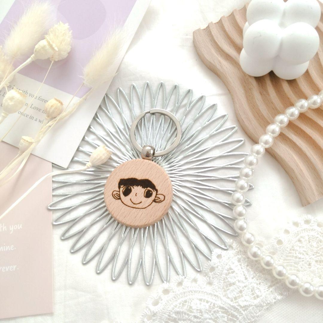 手描き 似顔絵入り レザー キーホルダー イラスト キーホルダー レザーキーホルダー 名入れ お絵かき 子どもの絵 似顔絵 子供が書いた絵 手描き敬老の日ギフト 母の日 父の日 敬老の日タオルユーユ