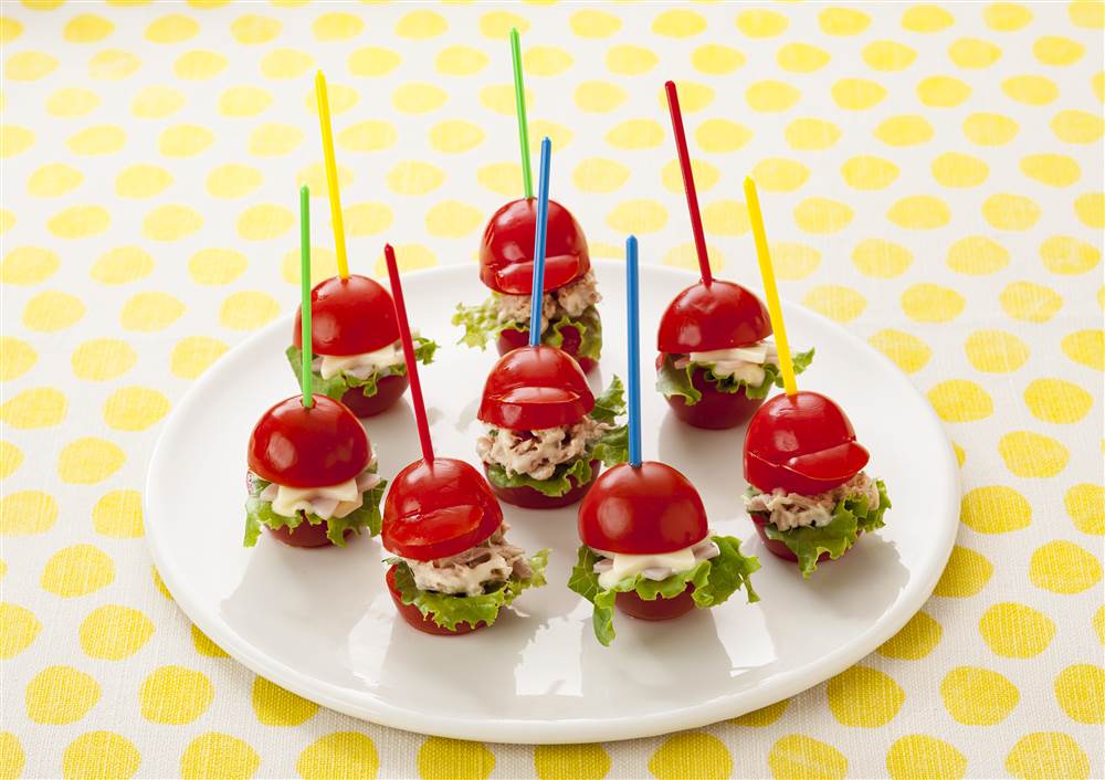 minae412 ◀︎その他のレシピや投稿はこちら\♡︎クリスマスピンチョスとライスコロッケの作り方✨ ・ ライスコロッケ、簡単なのに美味しい🤤油で揚げてないからヘルシーだよ💕 チキンライスにチーズ中に入れてもOK！ ・ ピンチョスもライスコロッケも簡単に作れるので