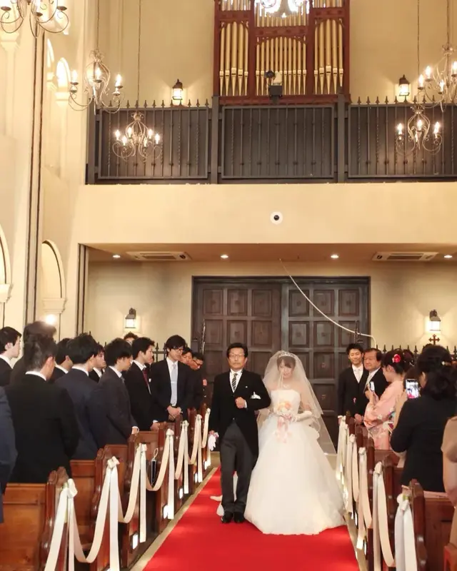 挙式入場シーン お父さん・お母さんの間に挟まれて３人で登場する演出が素敵♡marry マリー