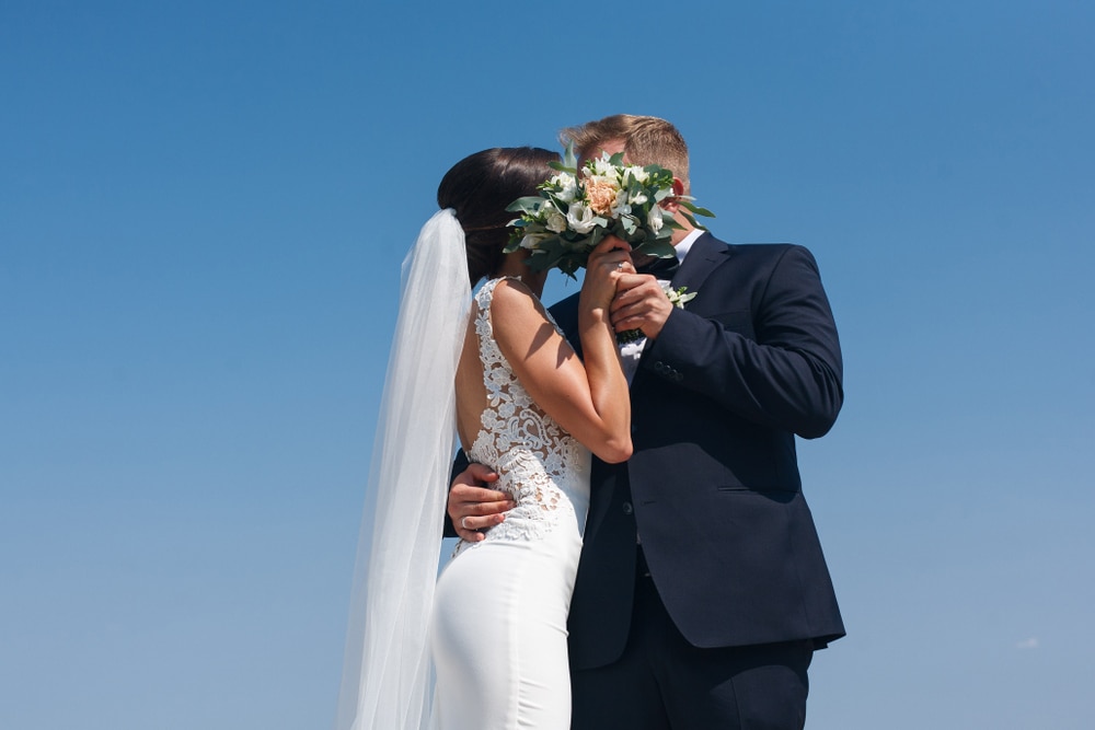 永遠の愛を誓う”ウェディングキス”。キスをする場所によって意味が違う豆知識！ – ￼大阪の結婚式情報