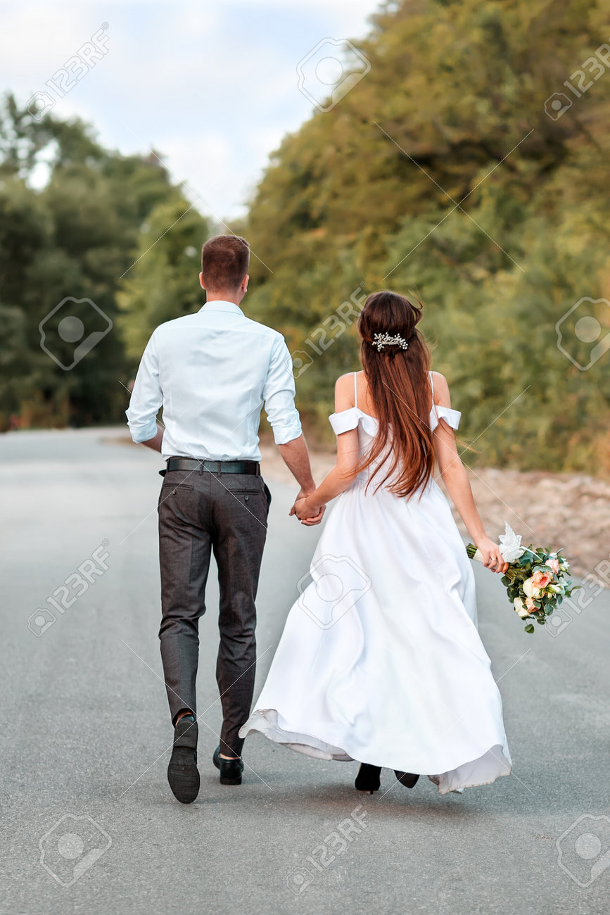 手をつないで走る若者カップル 07800016086 の写真・イラスト素材アマナイメージズ