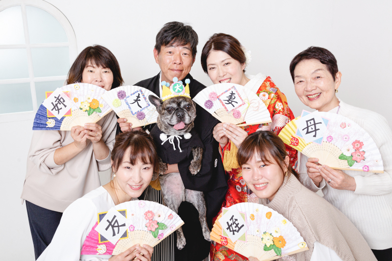 シャツ、デニム、バンダナを家族で揃えてアルバム用の記念写真を撮りました。みんなの軽快なポーズがカッコいいスポーティな1枚になりましたよ。家族 写真の服装はシンプルなテーマを決めるとチームのような一体感がでるので撮影も一段と楽しくなりますね