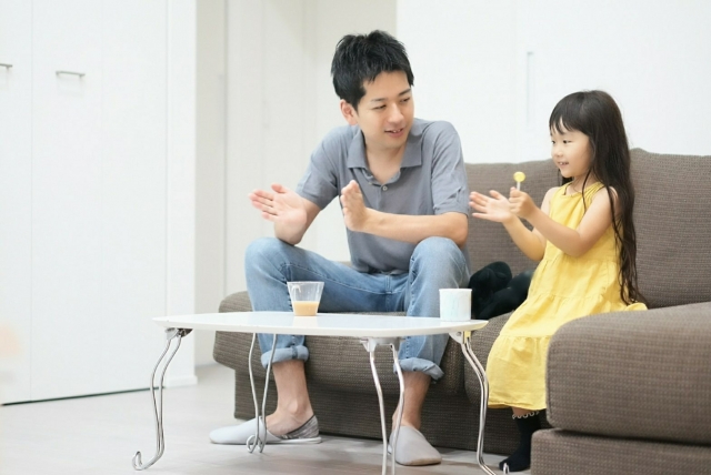 尾崎豊さん、24歳の親子写真でレアな“パパの顔” 幼子肩車する素の姿に「かっこいい」「ほんと瞳が綺麗！」 1 2ねとらぼ