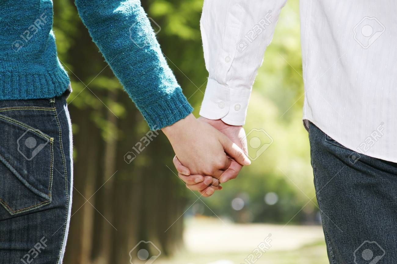 手を繋いでる写真の撮り方自然で感動的なカップルフォトのコツ