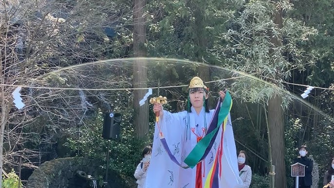 巫女舞とは？歴史や主な種類の「神楽」と「舞楽」の違いや特徴、見学できる神社と巫女舞を習いたい方向けの教室を紹介！micane無料占い