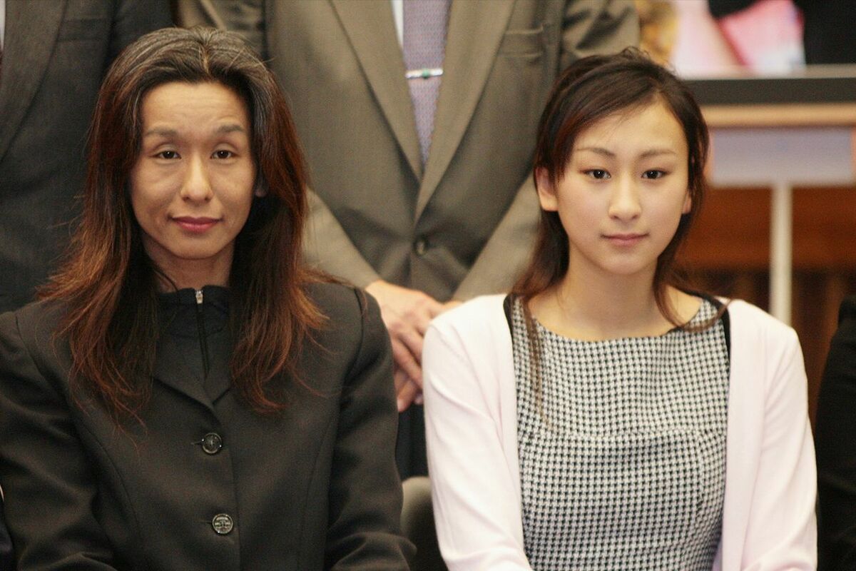 浅田舞、両親の“顔出し”ショット公開「美男美女でびっくり」「舞さんとそっくり」と話題に