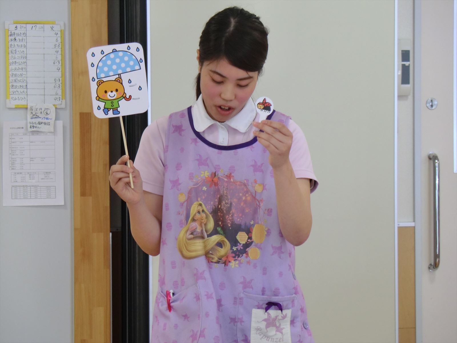 5月のお誕生会を催しました。先生達のお楽しみの出し物もみんなでワクワクしながら観ました