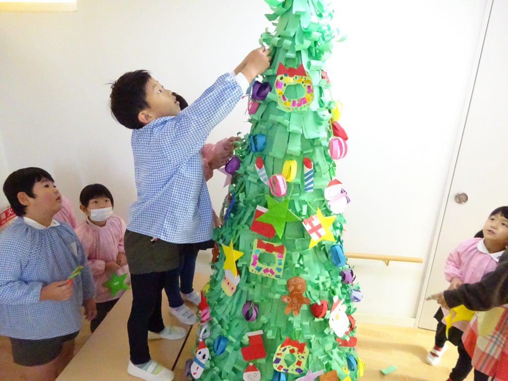 クリスマス工作 簡単！紙皿で作るクリスマスツリー絵の具を使わない保育士・幼稚園教諭のための情報メディア ほいくis ほいくいず