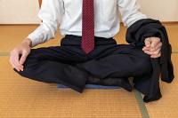 ヨガ 瞑想 １人 後ろ姿の写真素材 - PIXTA