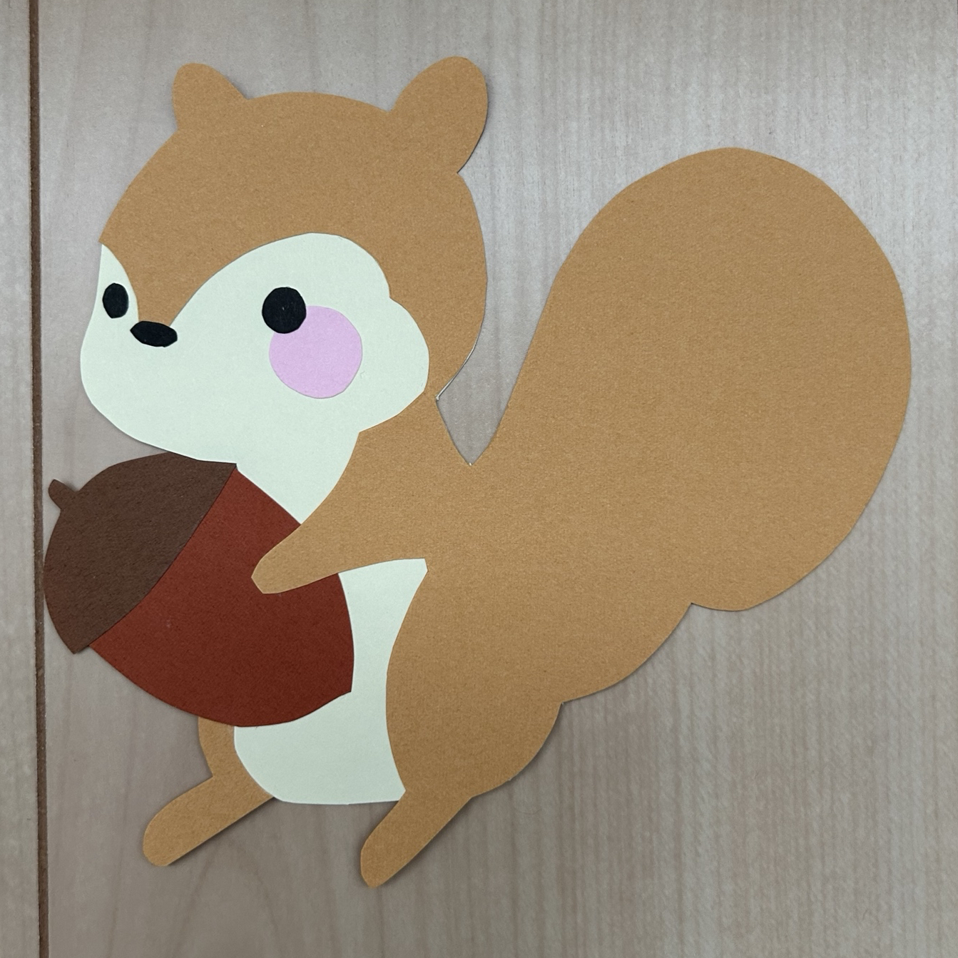 色画用紙で作る簡単でかわいい11月の壁面掲示物「りす」図工人