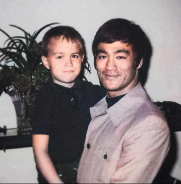 ブルース・リーの息子ブランドン・リーの遺族、撮影現場での本物の銃の使用禁止を求める。Vogue Japan