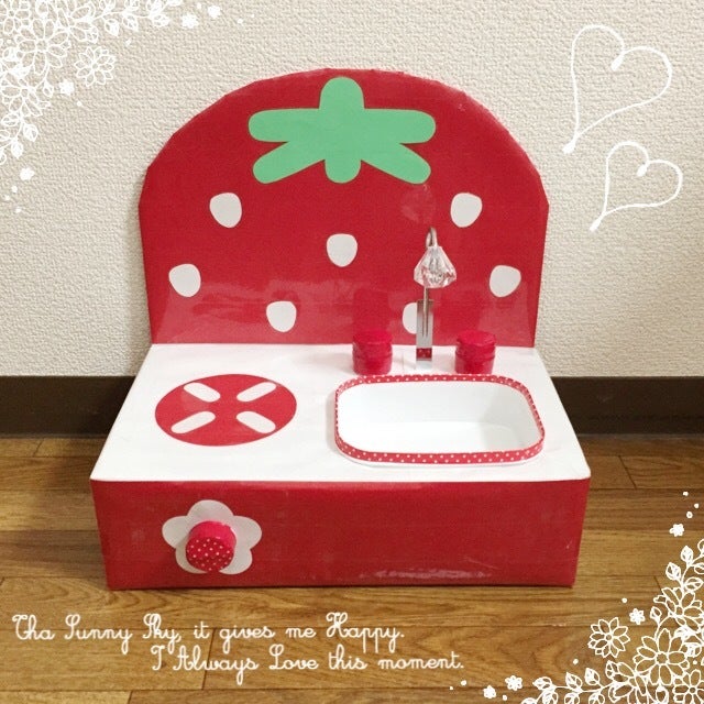 段ボールでおもちゃのキッチンを作ってみました！, 本物みたいなシンクと蛇口で、子どもはもちろん大人もテンション上がること間違いなし！,みなさんも何かおもちゃDIYをしたことがありますか？コメントで教えて下さい♪, ⠀,ダンボールで！ままごとキッチンの作り方 , ⠀, ■材料,・段ボール, ・ボウル, ・ポンプボトル, ・ガス台シート, ・ペットボトルの蓋, ・コースター, ・タオル,