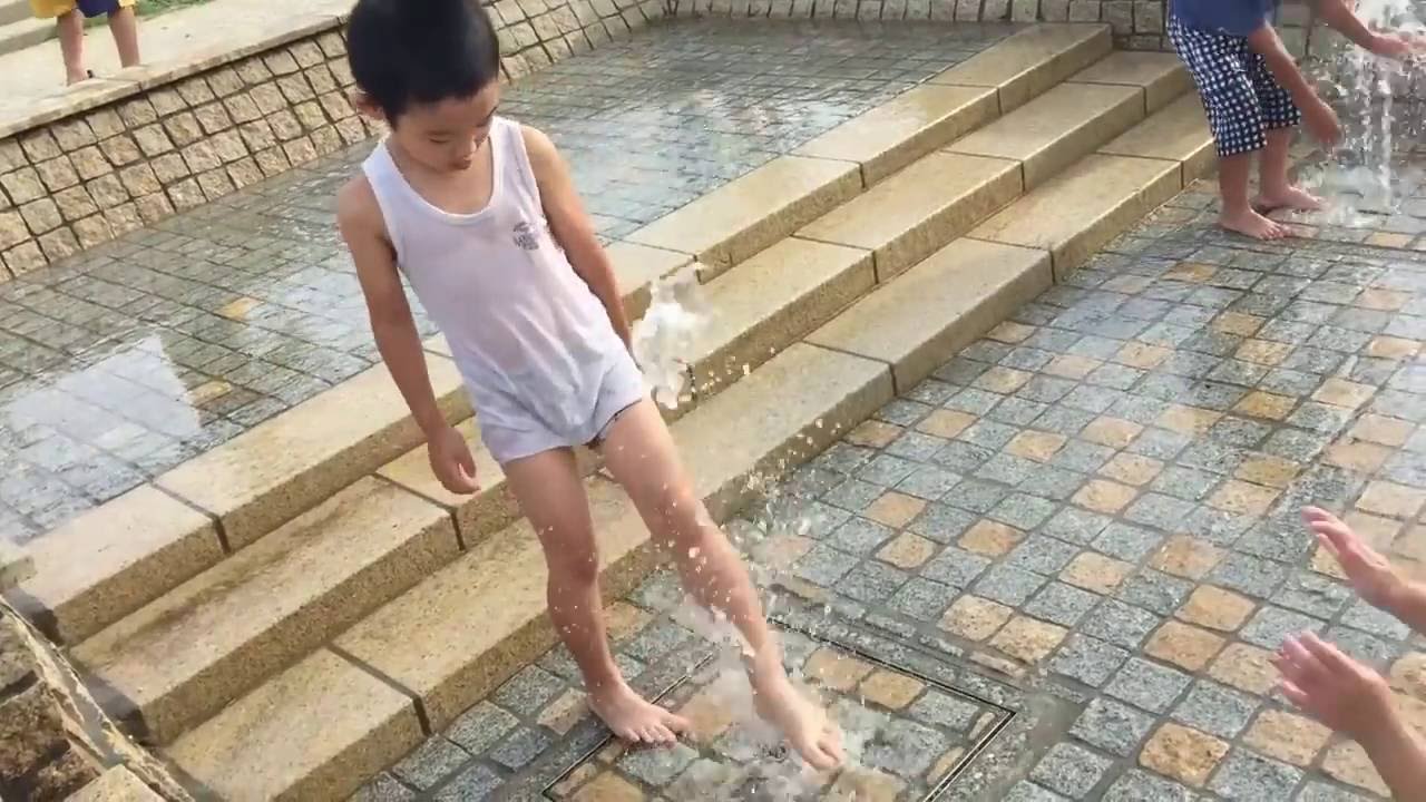 お台場 ⛲️潮風公園⛲️ 🎥水着に着替えてやる気満々👧🏽👙🔫笑 🌴がリゾートっぽくて、夏を感じれました🌻平日だったから貸切状態で最高だった🙌😍✨お台場 潮風公園 噴水広場 水遊び 水鉄砲 ユニコーン水鉄砲 夏遊び 水着5歳 5歳女の子年中 幼稚園 女の子ママ