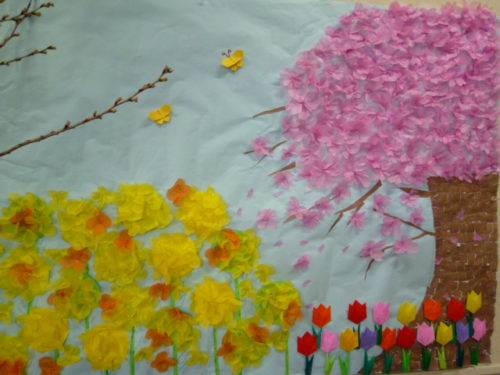 デイサービスセンター大浜３月製作 壁画『梅と菜の花』 梅は立体感がでるように割り箸を使いカール 菜の花は折り紙を4分の1の大きさに切り1つ1つを表現しました✨デイ大浜にも春が来ました♬大浜ケアセンターデイサービスセンター大浜デイサービス制作活動