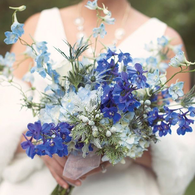 ブルー系メインテーブル装花10選！青が好きな方必見♡ 今週のスタスナ omotte magazine fromANNIVERSAIRE記念日にまつわるマガジン