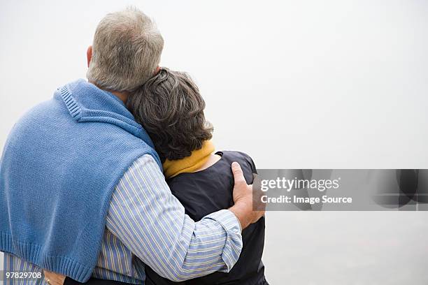 妻の肩を抱く夫 の Stock フォトAdobe Stock