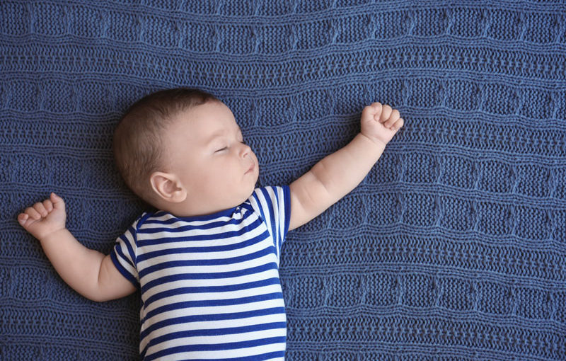 新生児 寝てる時手足ピーンTikTok