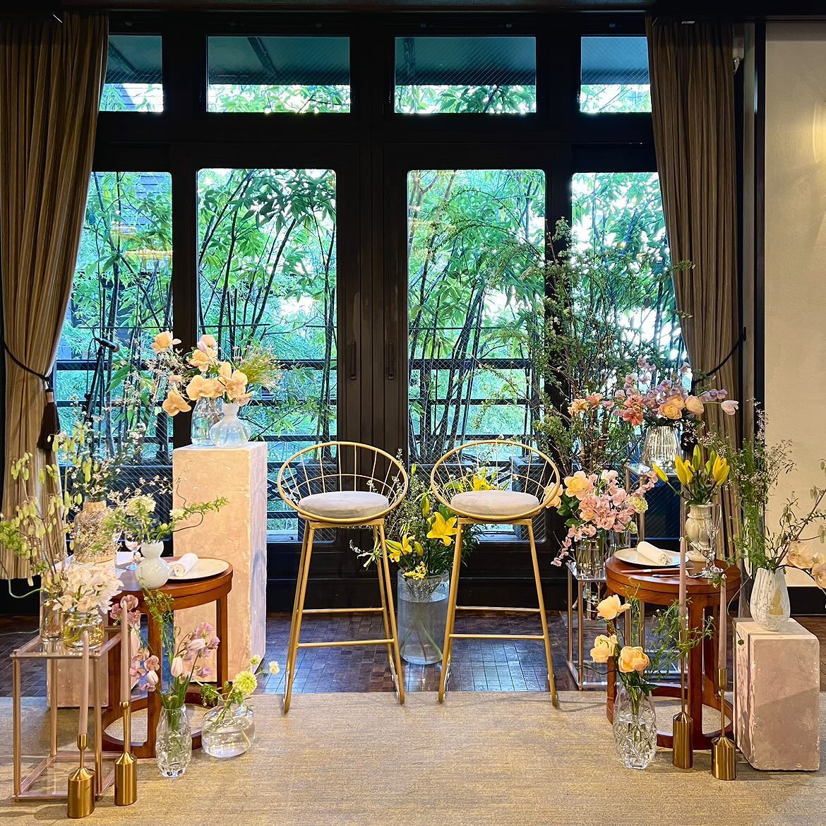 結婚式準備をするプレ花嫁を応援♡みんなのウェディング on Instagram: “こんばんは🌙みんなのウェディングです☺️ ⁡ 今日は、 高砂チェア特集をお届けします💐 ⁡ 高砂は、披露宴中の顔とも言える場所🕊 お話をしたり写真を撮ったり、ゲストとの距離感が 近ければ近い程