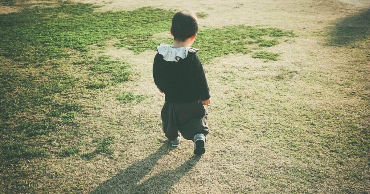 フリー写真立っている男の子の後ろ姿パブリックドメインQ：著作権フリー画像素材集