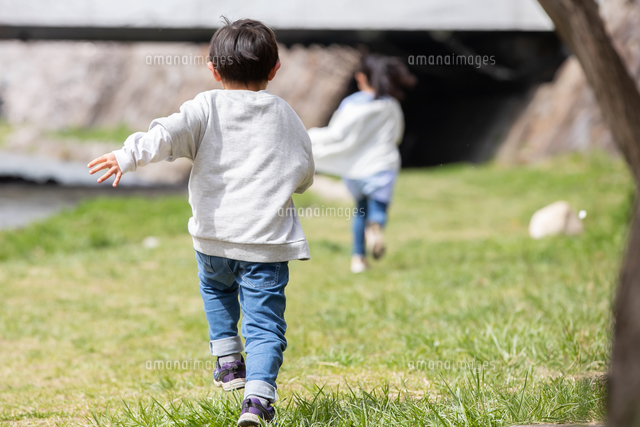 草原を走る女の子2人の後ろ姿 の Stock フォトAdobe Stock