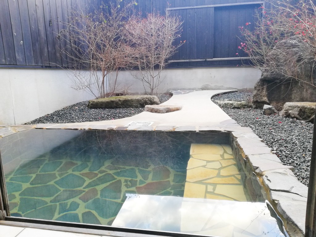 菊池市 家族湯「七城の森」の特別室は脱衣所広々、平日は200円オフ！だけどシテイリョウコウ