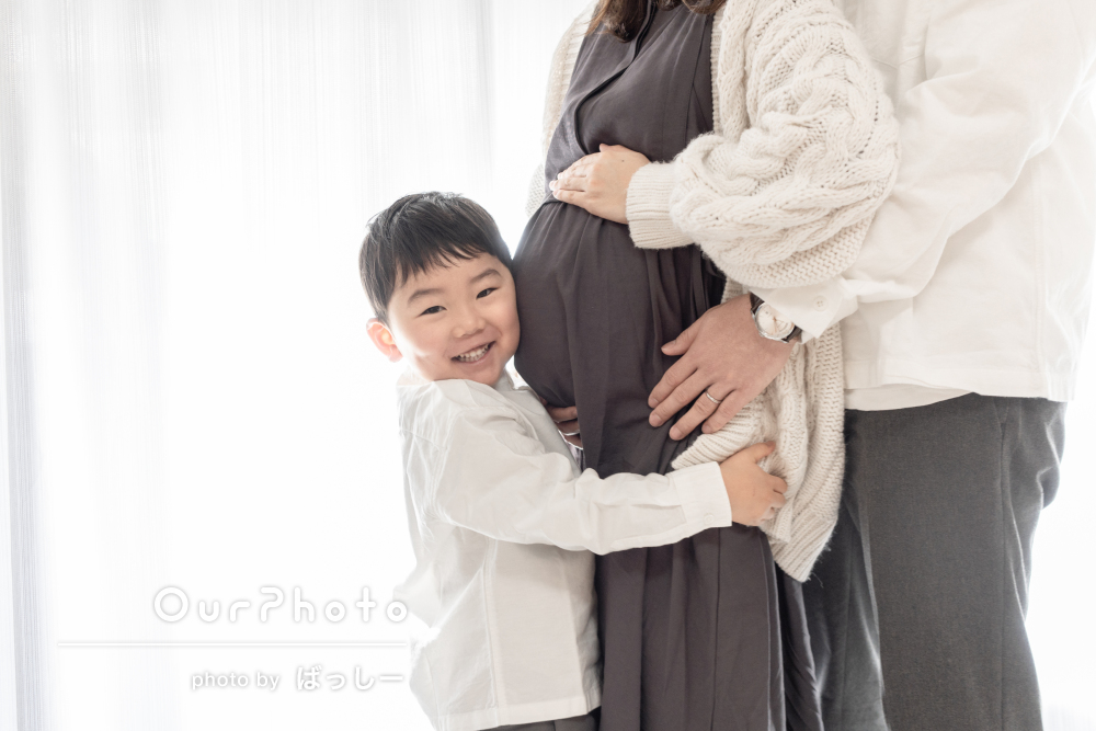 マタニティフォトはどんなポーズが人気？おしゃれ～夫婦・家族で撮る面白系までおすすめポーズ集 プレシュスタジオ