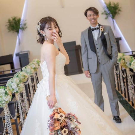 完全網羅 チャペルでの前撮りにおすすめのポーズ18選！成功させるポイントも解説結婚式前撮り・フォトウェディング専門のスタジオフォトパーク