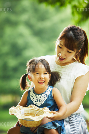 秋の公園で若いカップル。ボーイ フレンドの膝に座っている女の子の写真素材・画像素材 Image 16115883