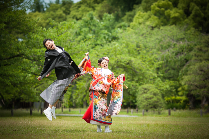 笑顔溢れる和装前撮り♪手作りアイテムはおもしろ写真の演出に◎美花嫁図鑑 farny ファーニー お洒落で可愛い花嫁レポが満載！byプラコレ
