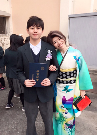 卒業式で着物を着た母親を画像付きで紹介！着物のコーディネートや髪型は？着物心