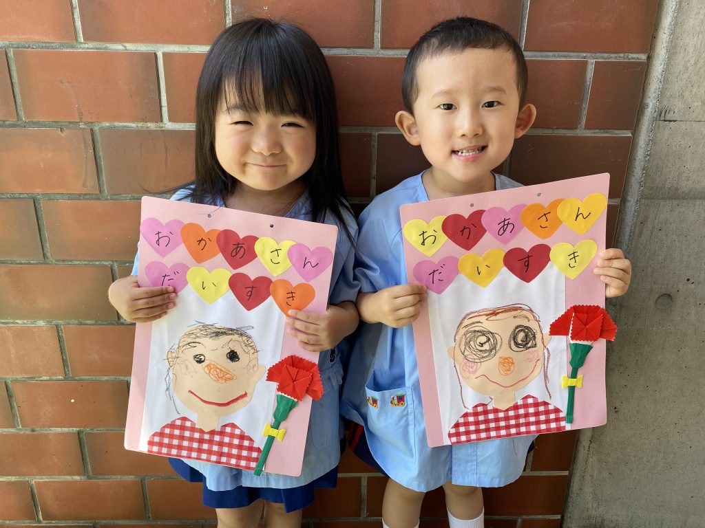 かんたん母の日製作♪ カーネーションのメッセージカード💌保育保育士幼稚園教諭保育求人保育コラム保育士あるある保育士さんと繋がりたい保育園製作保育園準備保育実習保育学生保育士の卵保育求人ラボ保育士スキル転職活動転職保育士転職保育士就職製作クラフト工作製作お花紙母の日メッセージカード