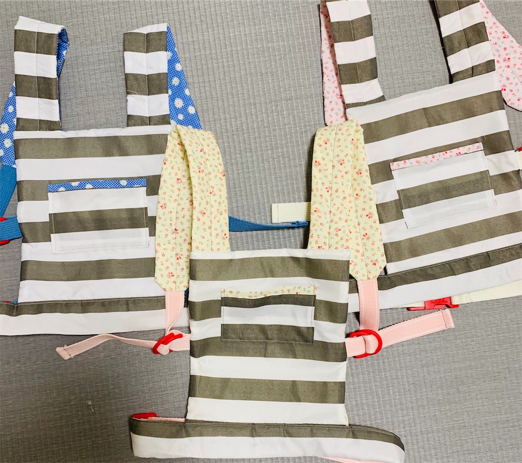 ✂️作ってみよう ステイホームの時間が増え、 何か新しいことにチャレンジしていますか？✨ 今回は「抱っこ紐」の作り方をご紹介🐿💕子ども達のお世話遊びの世界が広がるかも👸保育園 保育士 遊び 手作りおもちゃ抱っこ紐 子育て お世話遊び コーナー保育