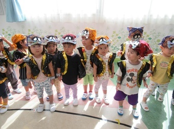 はなのうでわ 2ヶ1組 小 鈴付き リストバンド 衣装 手首飾り 運動会 体育祭 発表会 学芸会 お遊戯会 小物 保育園 幼稚園 小学生 子供 :ルーペスタジオ - 通販 - Yahoo!ショッピング