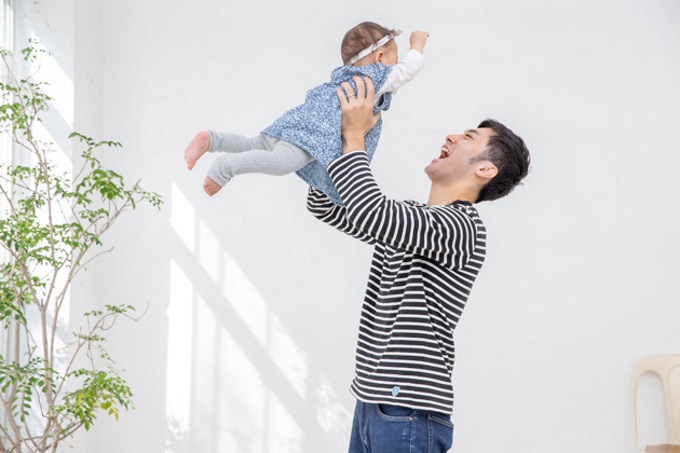 お母さんに高い高いされて笑う赤ちゃん 10337000173 の写真・イラスト素材アマナイメージズ