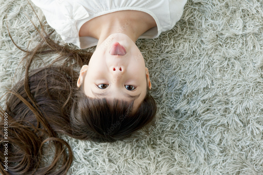 舌を出している赤ちゃんの写真の写真・画像素材-Snapmart スナップマート